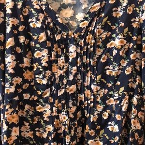 LC Lauren Conrad navy floral v-neck top 🌸